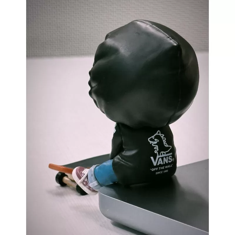 Figura de Hirono x Vans Edición Limitada Figura de Hirono x Vans Edición Limitada