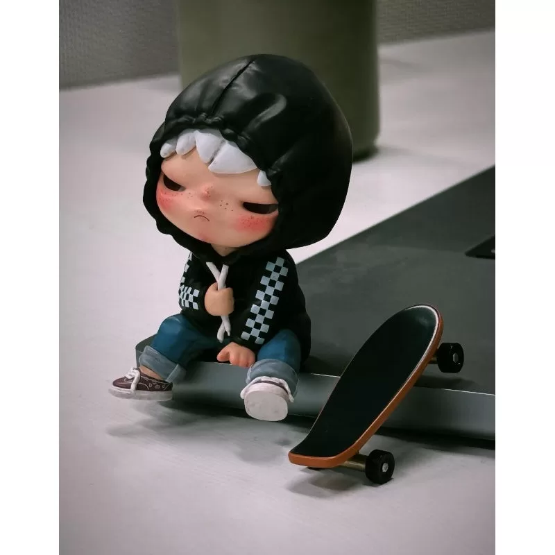 Figura de Hirono x Vans Edición Limitada Figura de Hirono x Vans Edición Limitada