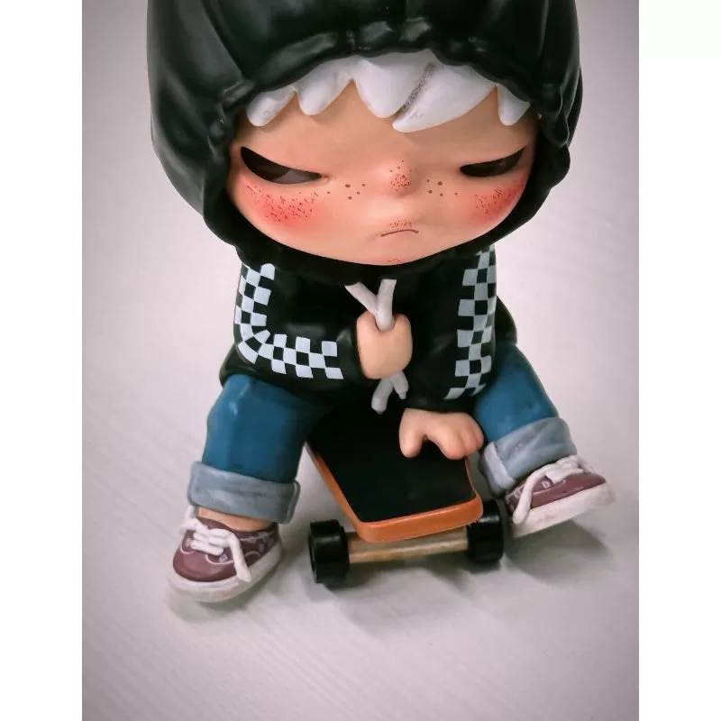 Figura de Hirono x Vans Edición Limitada Figura de Hirono x Vans Edición Limitada