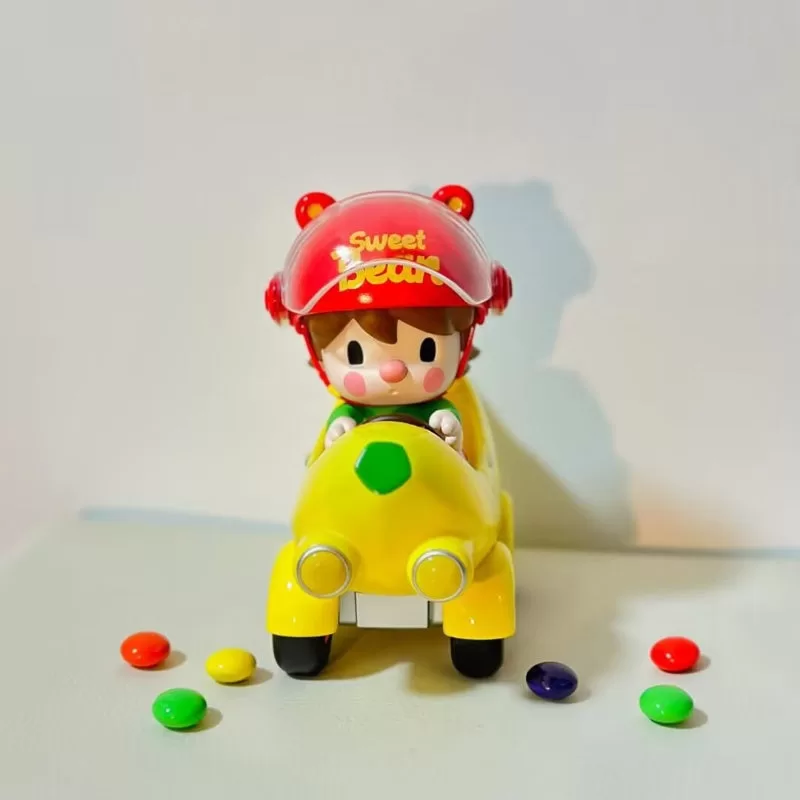 Figura de coche de chocolate con plátano y frijoles dulces Figura de coche de chocolate con plátano y frijoles dulces