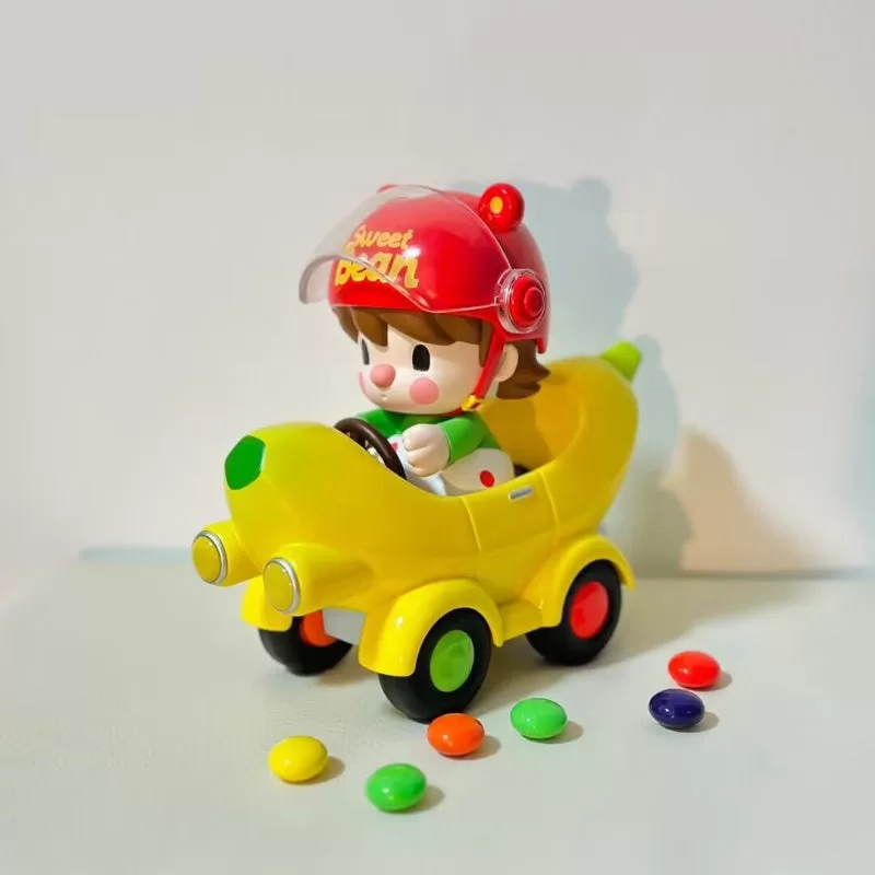 Figura de coche de chocolate con plátano y frijoles dulces Figura de coche de chocolate con plátano y frijoles dulces