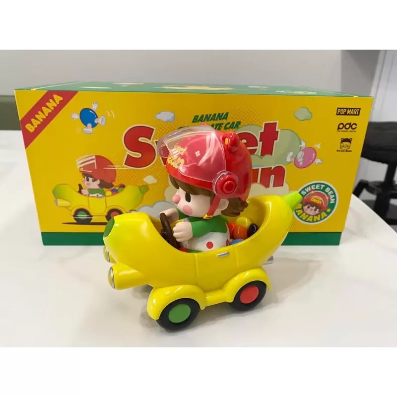 Figura de coche de chocolate con plátano y frijoles dulces Figura de coche de chocolate con plátano y frijoles dulces