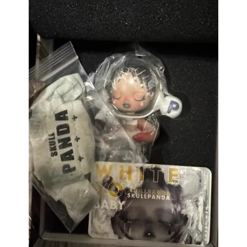 Figura de edición limitada de Skullpanda Baby White Yo