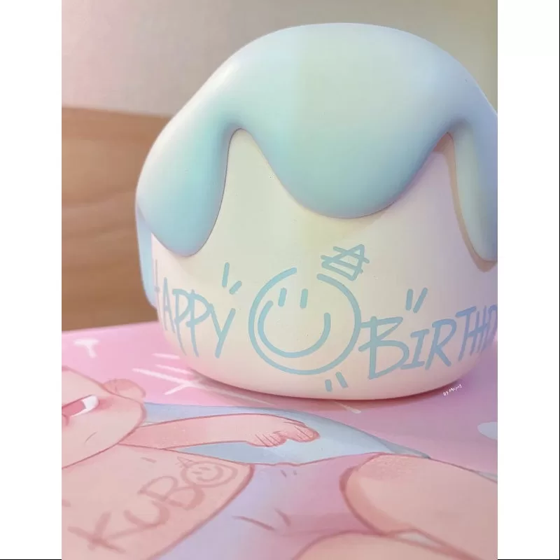 Figura de pastel de cumpleaños de KUBO (2 años), juguete artístico (2023, edición limitada) Figura de pastel de cumpleaños de KUBO (2 años), juguete artístico (2023, edición limitada)