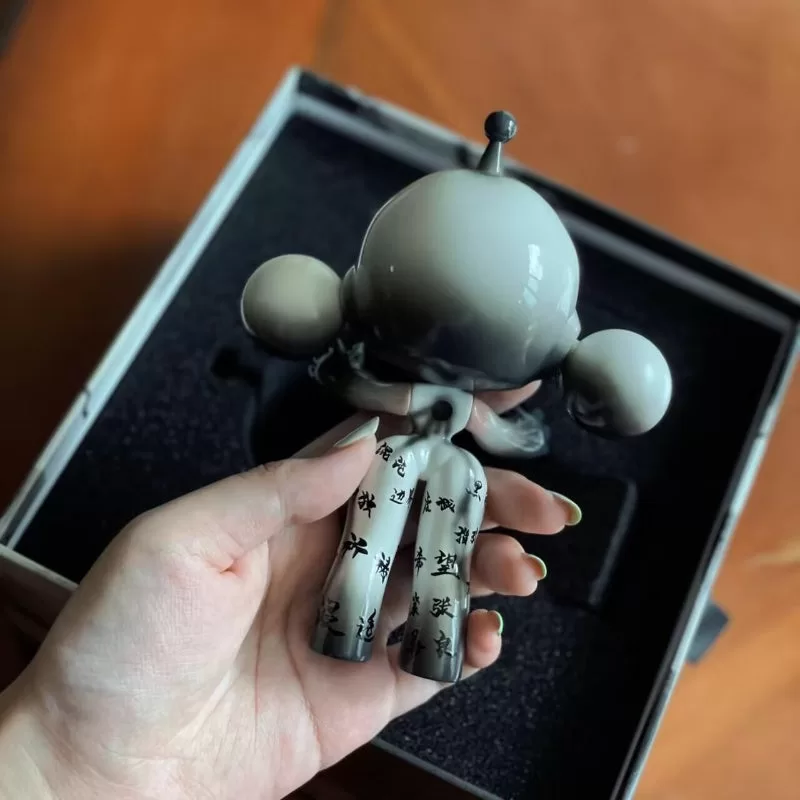 Figura limitada de Skullpanda sofocante Figura limitada de Skullpanda sofocante