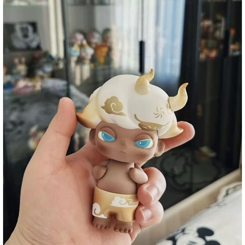 Figura limitada de la vaca dorada de DIMOO