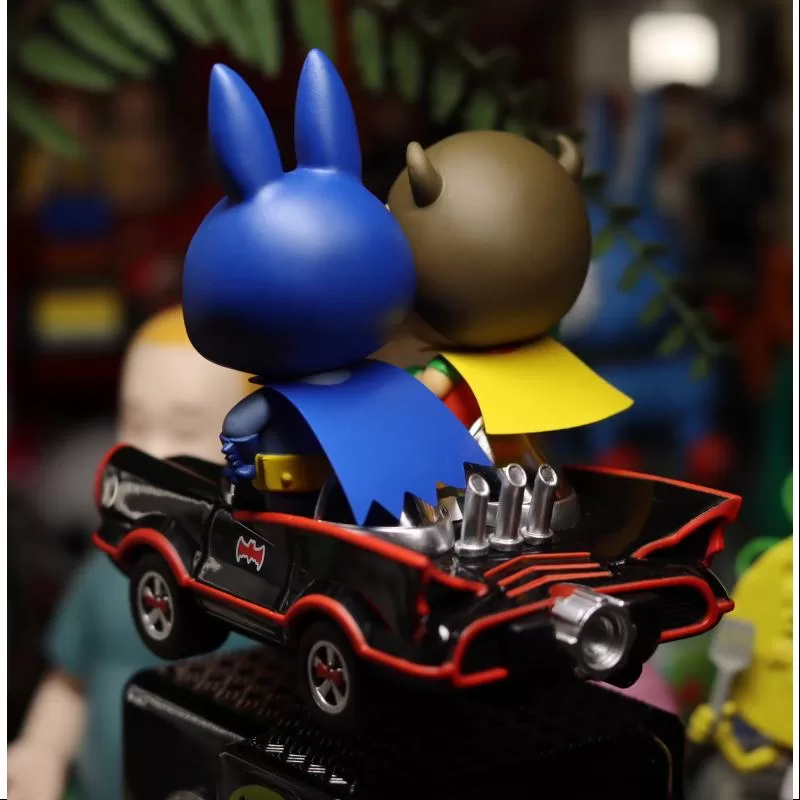 Labubu Los Monstruos Batman Labubu y Robin YAYA Rocking Car LIMITADO Labubu Los Monstruos Batman Labubu y Robin YAYA Rocking Car LIMITADO