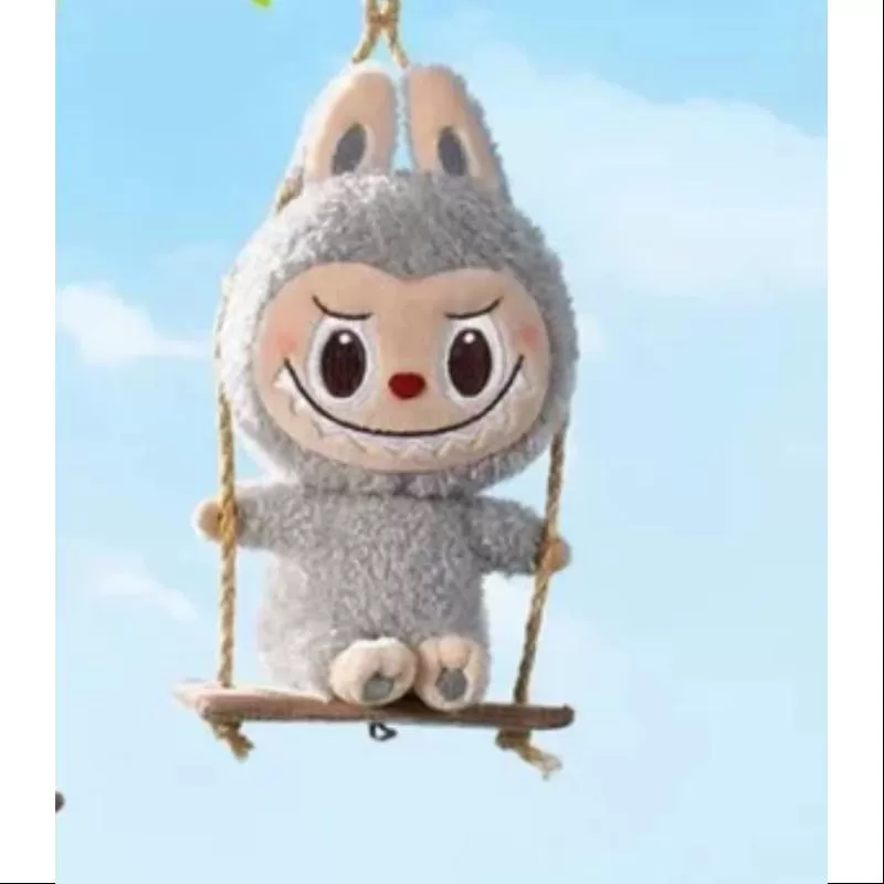 Labubu POP LAND TALLER DE MADERA JUGANDO EN EL COLUMPIO COLGANTE DE PELUCHE Serie Gris