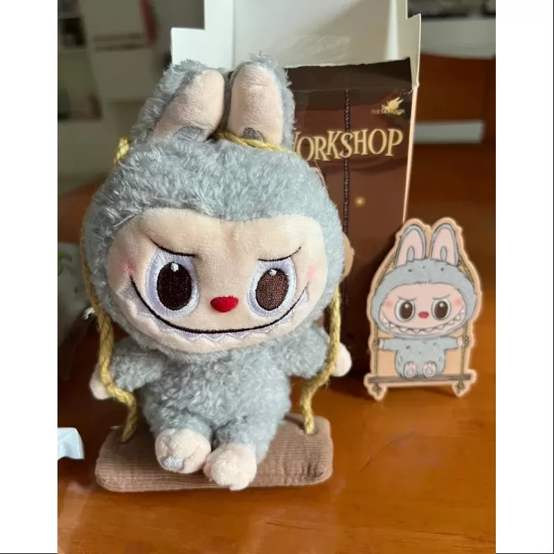 Labubu POP LAND TALLER DE MADERA JUGANDO EN EL COLUMPIO COLGANTE DE PELUCHE Serie Gris