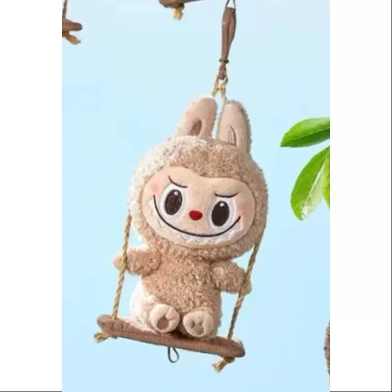 Labubu POP LAND TALLER DE MADERA JUGANDO EN EL COLUMPIO COLGANTE DE PELUCHE Serie Marrón