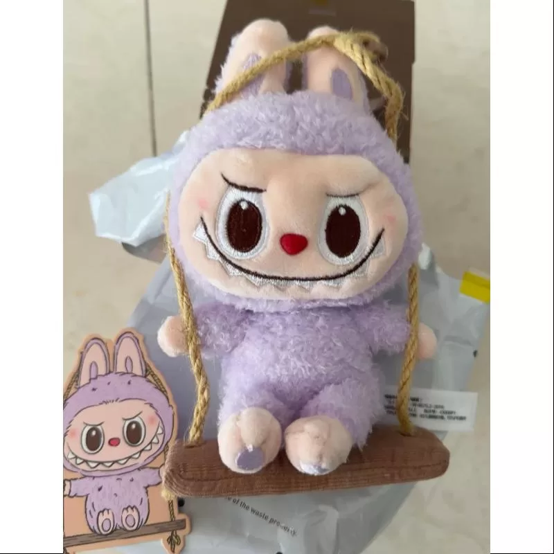 Labubu POP LAND TALLER DE MADERA JUGANDO EN EL COLUMPIO COLGANTE DE PELUCHE Serie Púrpura