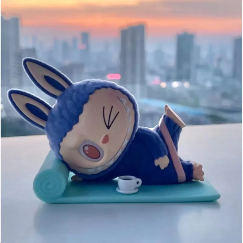 Labubu The Monsters Lazy Yoga Series Americano Labubu The Monsters Lazy Yoga Series Americano