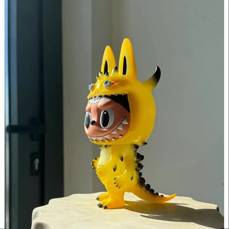 Labubu The Monsters Rangeas SS Amarillo LIMITADO (GID) Labubu The Monsters Rangeas SS Amarillo LIMITADO (GID)