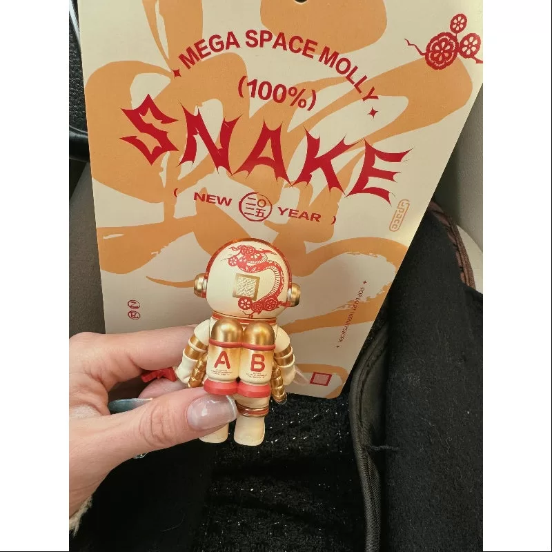 MEGA SPACE MOLLY 100% Snake Año Nuevo Blanco 2025 Limitada MEGA SPACE MOLLY 100% Snake Año Nuevo Blanco 2025 Limitada