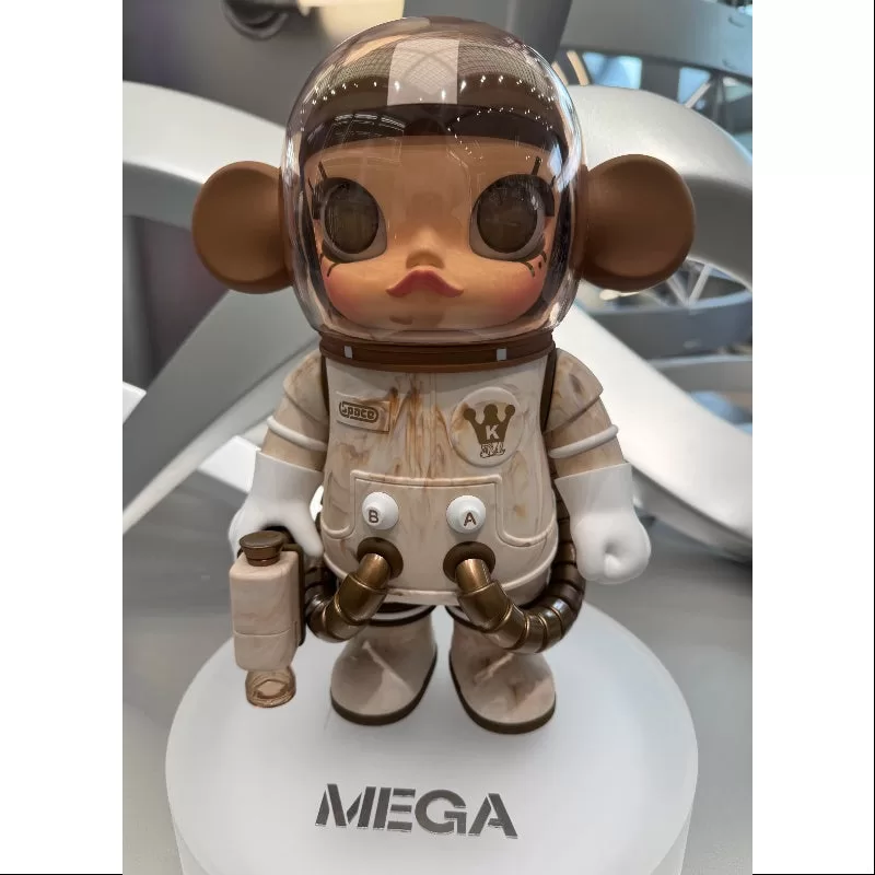 MEGA SPACE MOLLY 400% Mocha 2025 Edición Limitada MEGA SPACE MOLLY 400% Mocha 2025 Edición Limitada