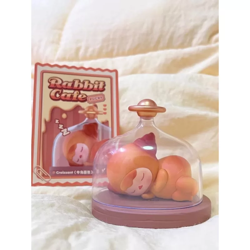 Serie PUCKY Rabbit Cafe Croissant secreto